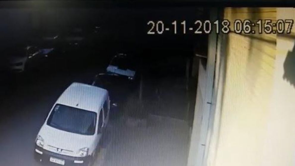Escrachan a ladrón de espejos de coches robando en Flores