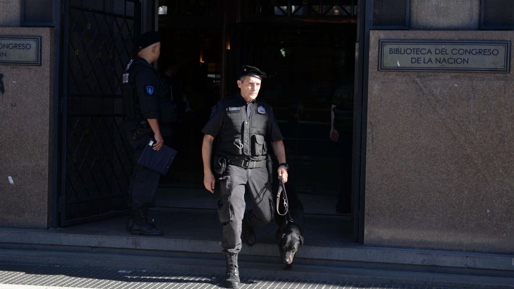 La brigada antiexplosivos saliendo del anexo (Nahuel Ventura/Crónica).