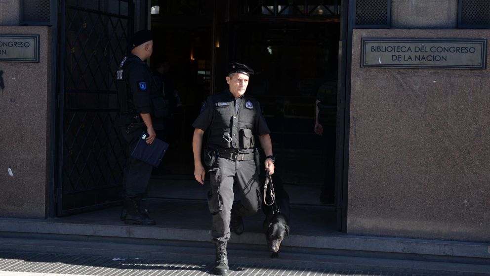 La brigada antiexplosivos saliendo del anexo (Nahuel Ventura/Crónica).