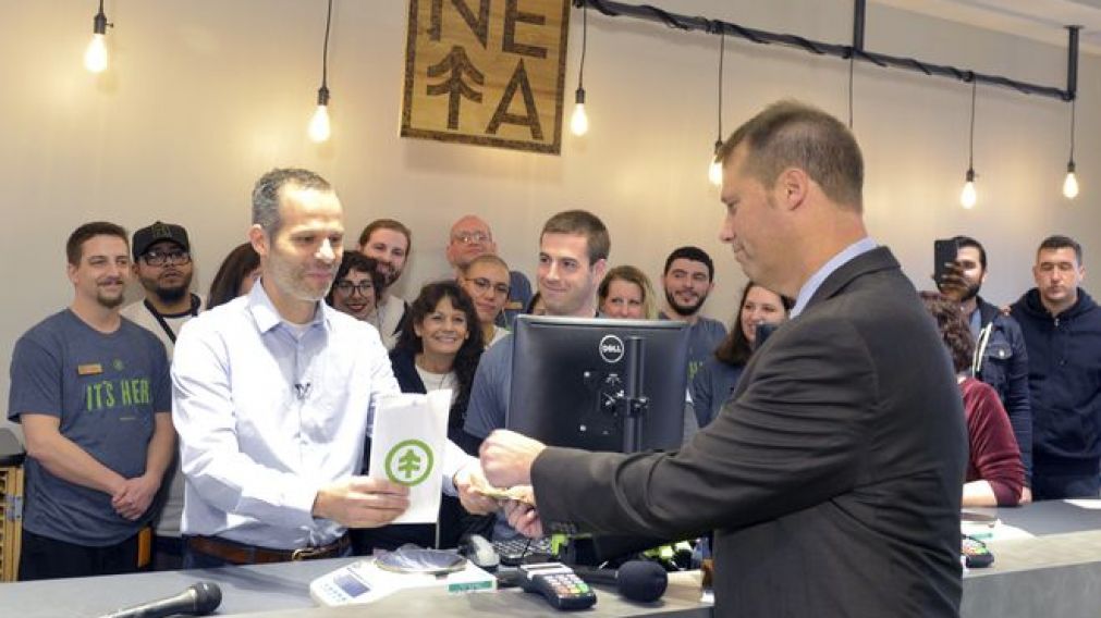 El alcalde de Northampton, pionero en la venta legal de marihuana.