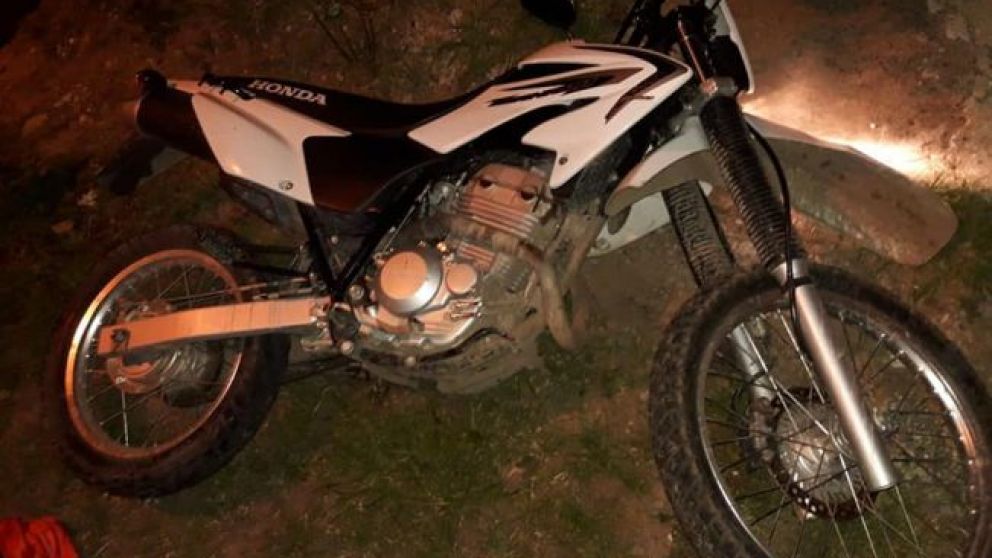 En esta moto circulaban los malvivientes.