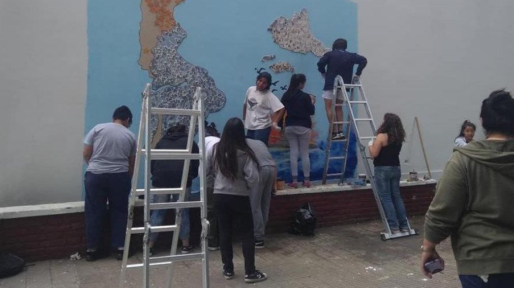 As� pintaron el muro para recordar a los tripulantes.