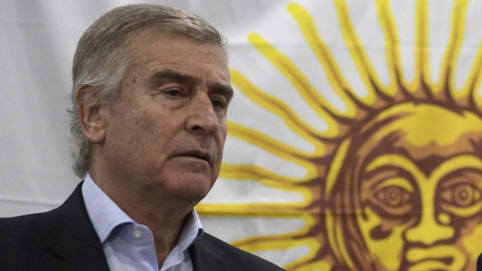 Aguad. El ministro insistió en la imposibilidad de reflotar el submarino. (AFP)