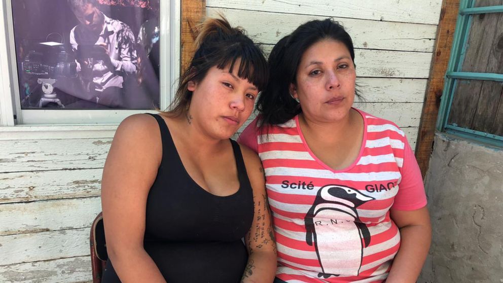 La abuela y la mamá del bebé fallecido.