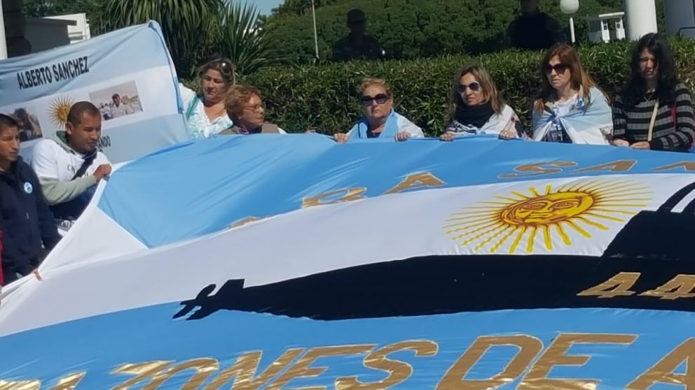 Emotiva marcha de familiares, junto a turistas y vecinos (Marco Bustamante/Crónica).