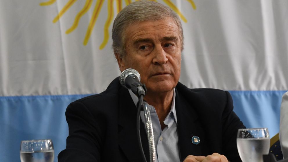 El ministro de Defensa, Oscar Aguad, durante la conferencia brindada en el edificio de la armada luego del hallazgo del submarino.