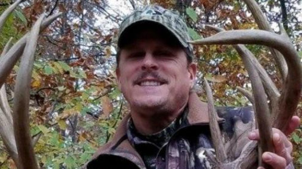 Cazó un ciervo de dos cabezas: una estaba muerta y putrefacta