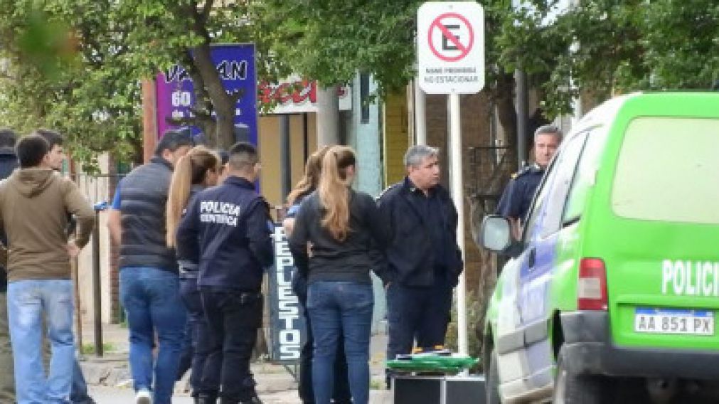 La polic�a cient�fica realizando peritajes en el lugar del sangriento doble crimen.