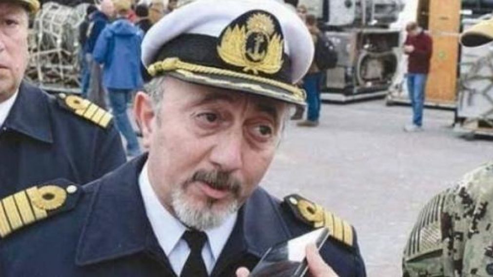 El jefe de la base naval fue el encargado de proyectar las imágenes.