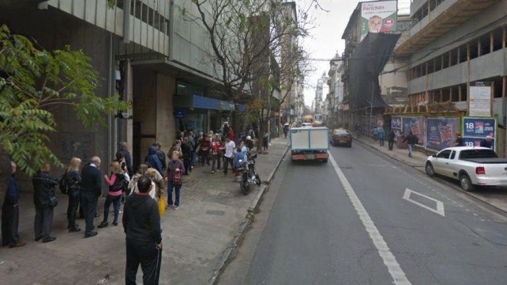 Una delincuente le meti� la mano en al cartera y huy�. (Google street view).