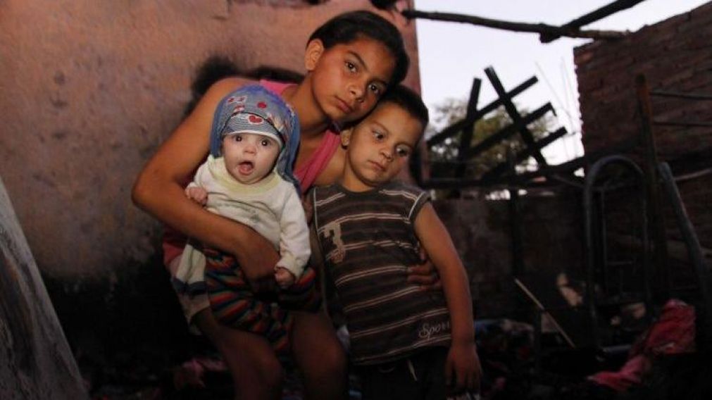La valiente nena con sus hermanitos. (Diario de Cuyo)