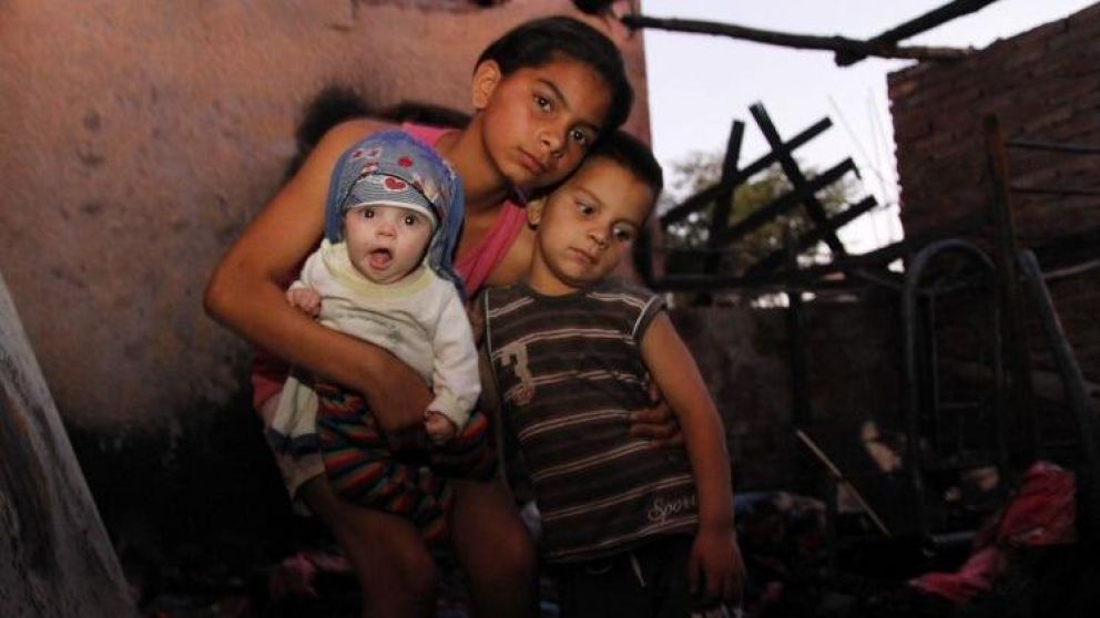 La valiente nena con sus hermanitos. (Diario de Cuyo)