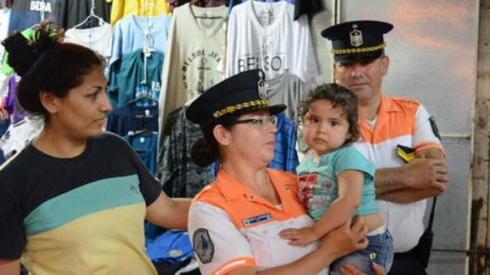 La cabo Aragón con la pequeña. (El Liberal)