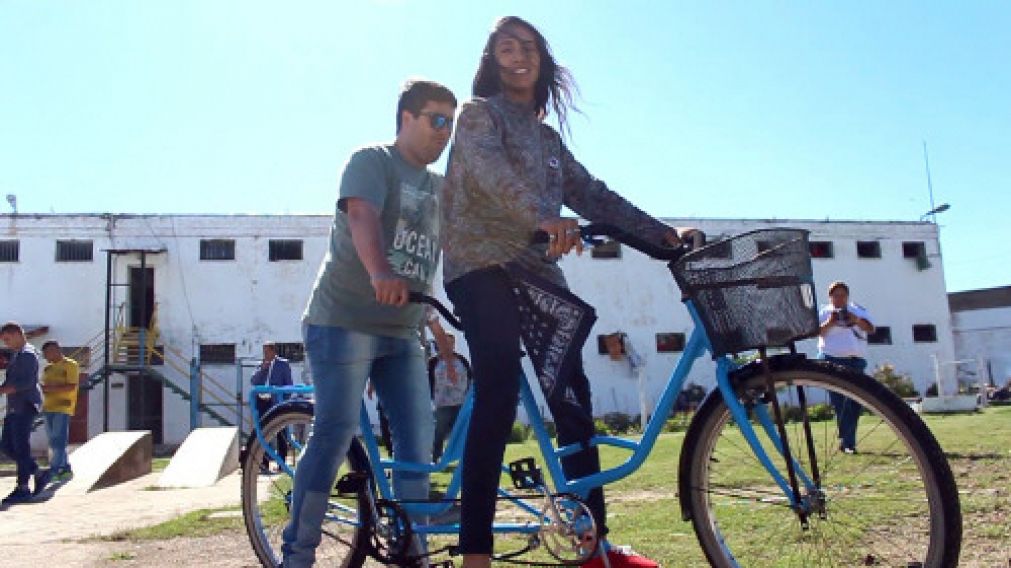 Nahuel Esquivel, junto su gu�a, paseando con su nueva bici. 