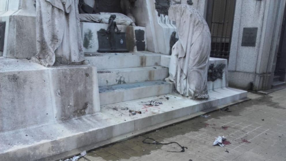 El lugar donde explotó la bomba casera dentro del cementerio.