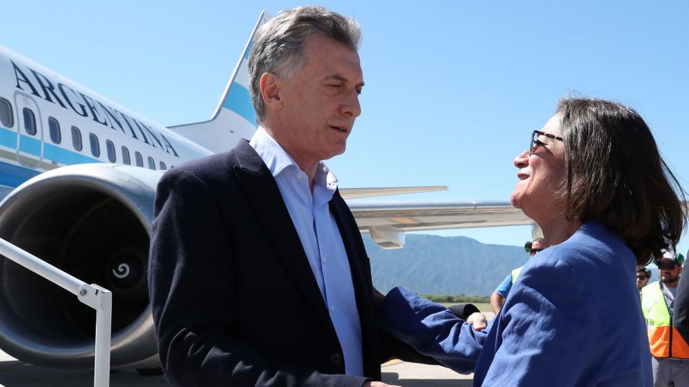 Mauricio Macri llegó al Aeropuerto Felipe Varela de Catamarca. Lo recibió la gobernadora Lucía Corpacci (Presidencia)
