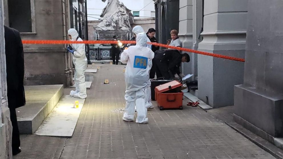 El artefacto explosivo dejó una herida y causó daños en el lugar.