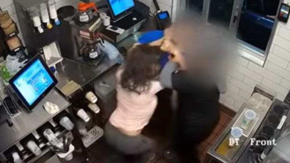 El momento del furioso ataque.