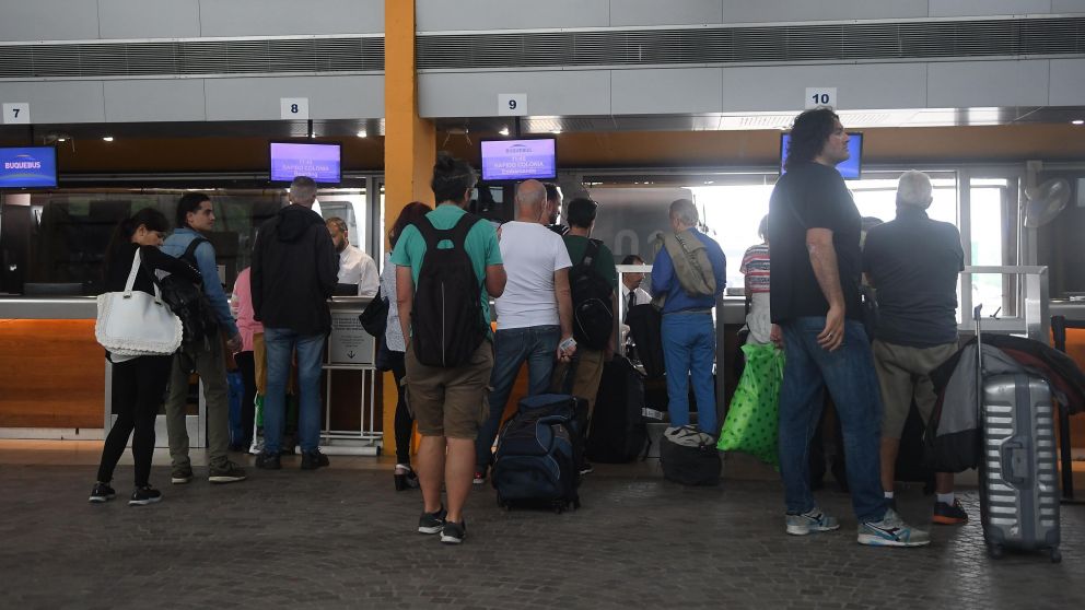 En la terminal de buques, la gente a punto de embarcar. (Rubén Paredes/Diario Crónica)