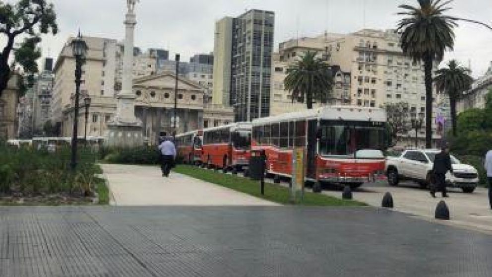Los colectivos estacionan sobre la calle Tucumán. (Twitter).