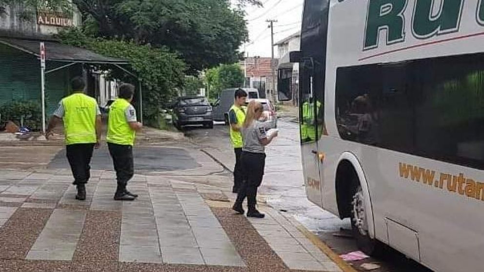 Tras el escándalo. El viaje de los pibes se demoró alrededor de cinco hroas. (Gentileza canal5tigretv.com.ar)