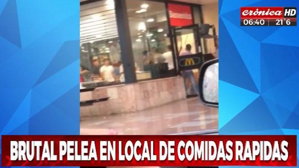 La seguridad del local se vio sobrepasada y no pudo contener a los violentos. (Captura).