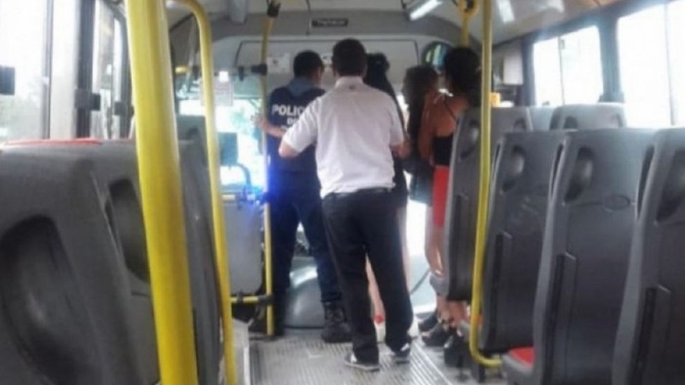 El momento del reclamo y la pesquisa de la policía.