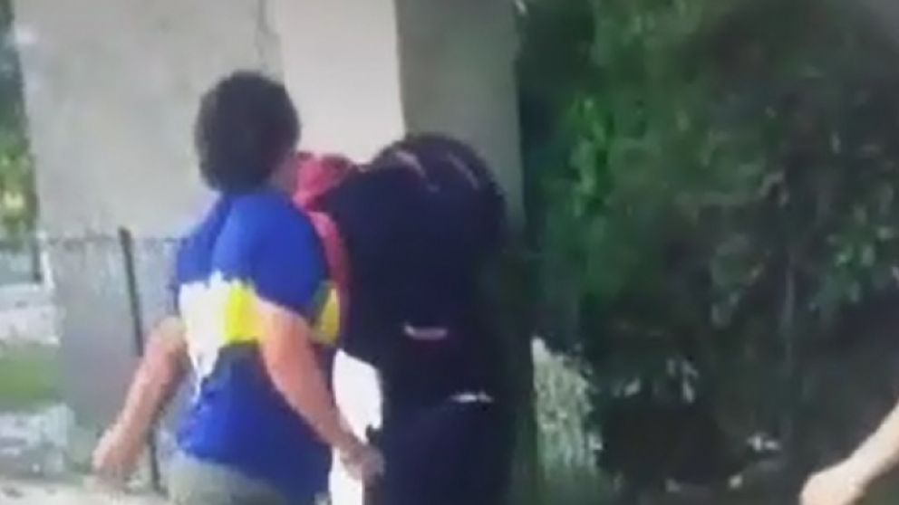 Así golpeaban al depravado en Luján.