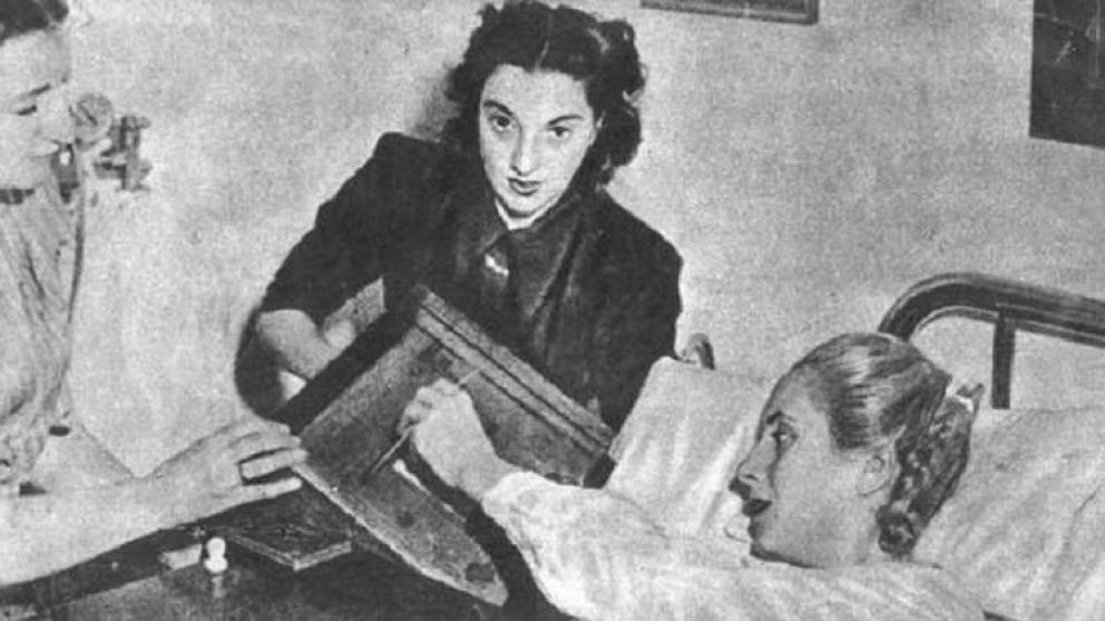 Pese a estar postrada, Evita votó en aquel día histórico.