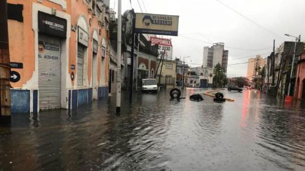 Algunos sectores de Avellaneda quedaron totalmente anegados (Nahuel Ventura-Diario Cr�nica).