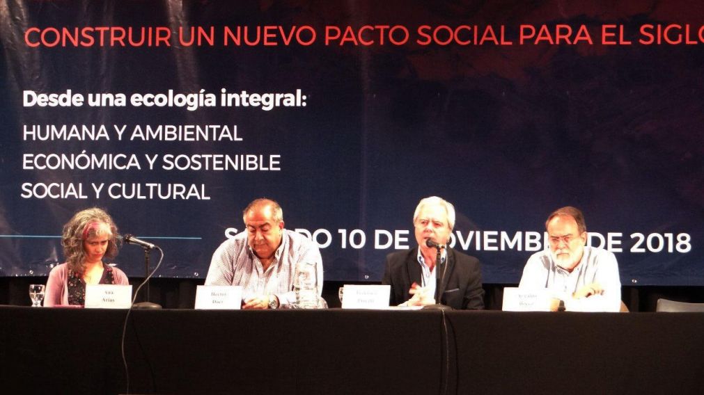 Daer, Pinedo y Bocco, en un panel del encuentro de pastoral social (Télam).