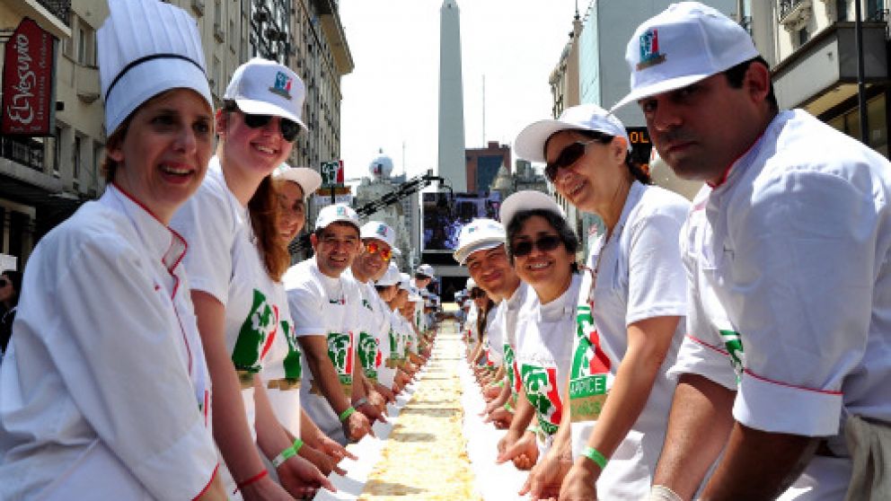 Hace dos años, hicieron la pizza más larga del mundo.