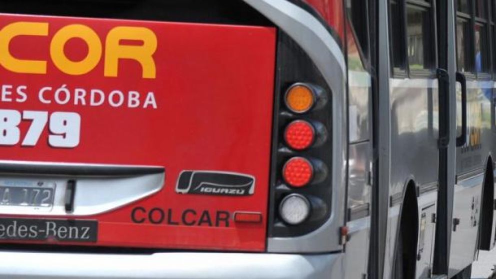 Un interno de la l�nea 44 fue protagonista de este accidente.