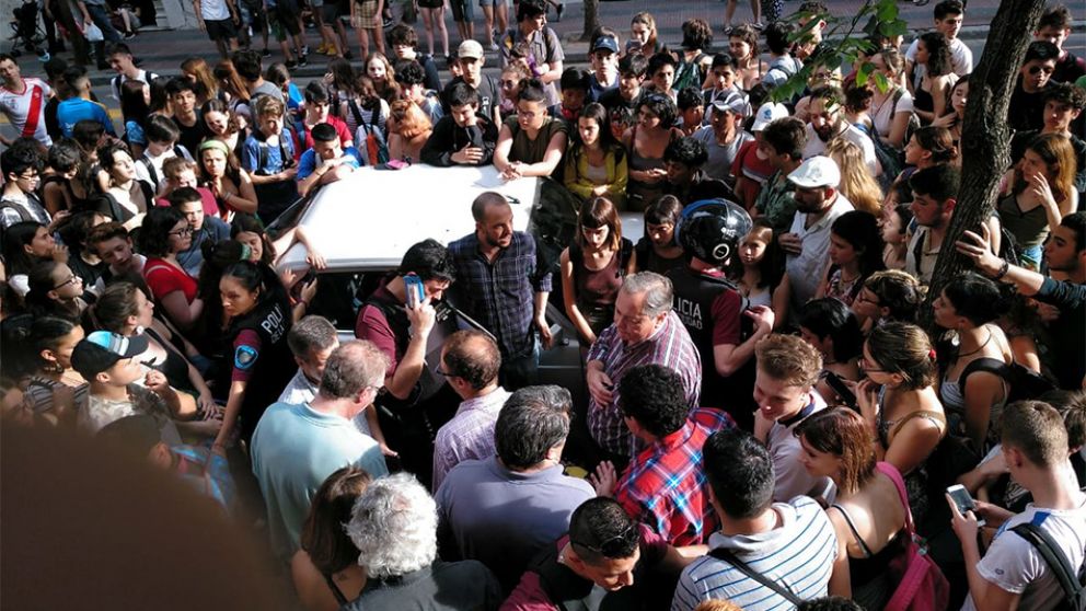 Impresionante enfrentamiento en pleno centro porteño. (@marisinha11)