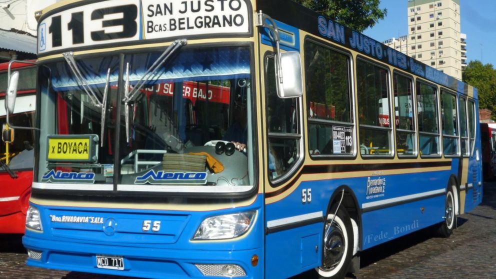 Un interno de la l�nea 113 pas� literalmente por arriba a una mujer.