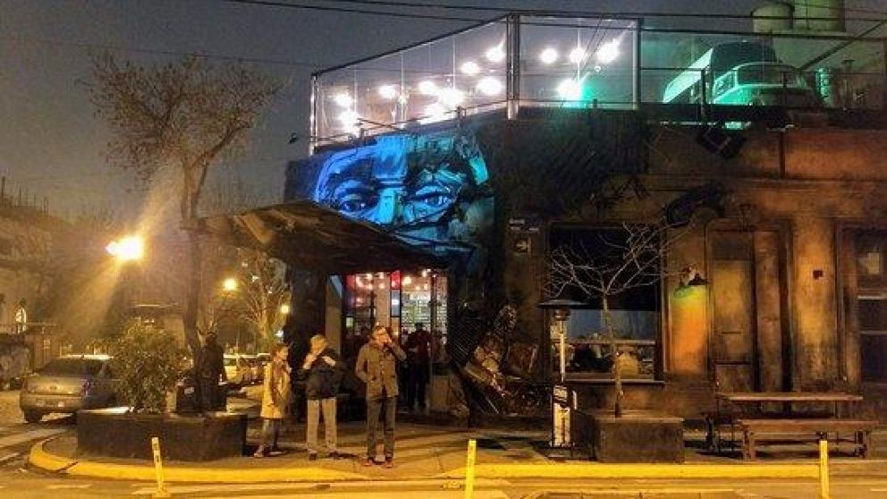 Susto: cayó techo de bar en Palermo y casi mata al encargado