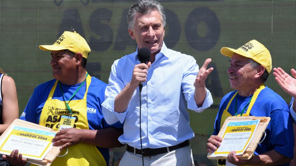 El presidente junto con los dos finalistas. (Télam).