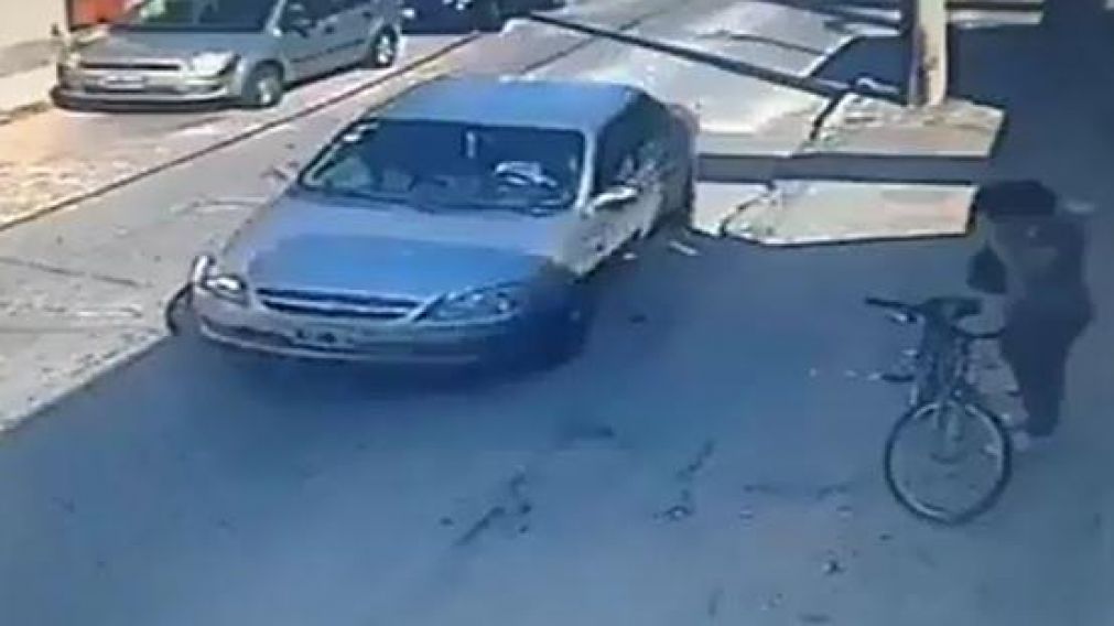 La mujer solo sufrió unos rasguños. (Captura).