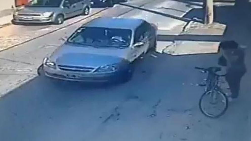 La mujer solo sufrió unos rasguños. (Captura).