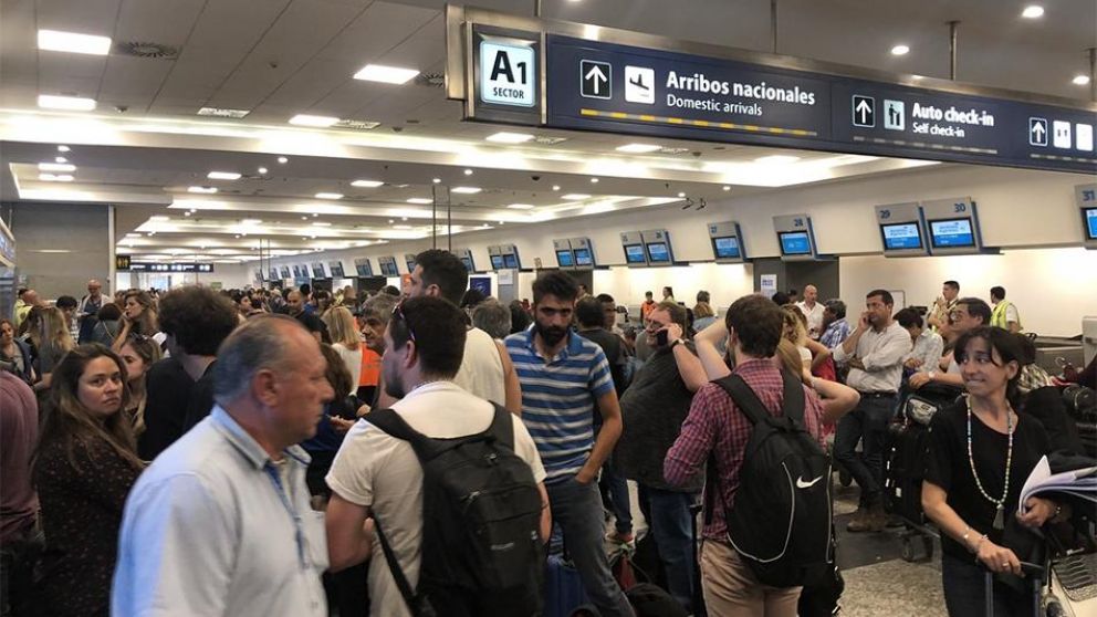 Luego que se levantó el servicio comenzó a normalizarse, aunque con evidentes demoras. (@jmmoure)