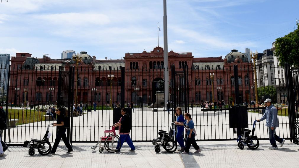 La protesta incluy� un marcha en c�rculo frente a Casa Rosada (Jonatan Moreno/Cr�nica)