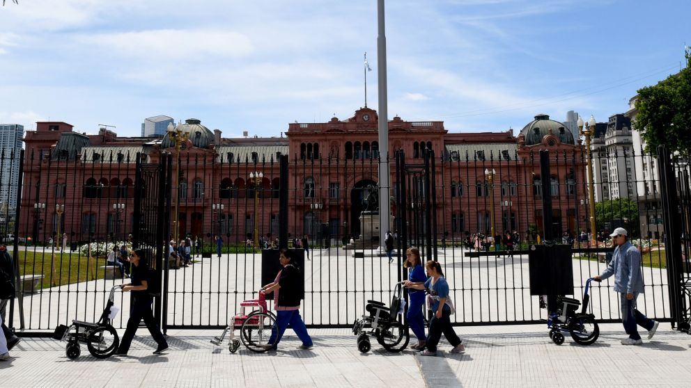La protesta incluyó un marcha en círculo frente a Casa Rosada (Jonatan Moreno/Crónica)