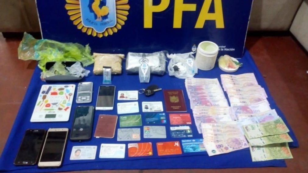 Secuestran "coca" marcada con esvásticas en el sur de conurbano