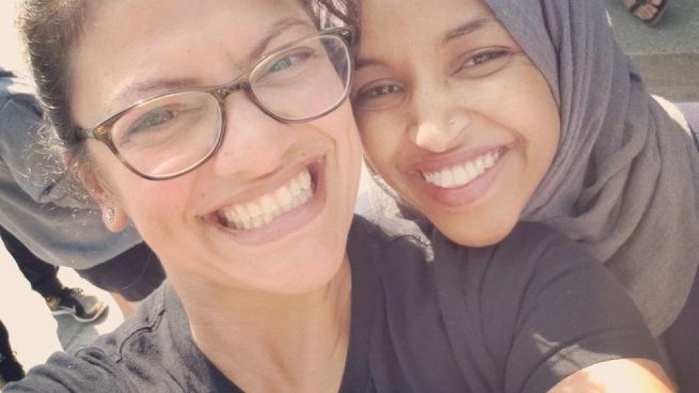 Rashida Tlaib (izquierda) e Ilhan Omar (derecha). Felices con sus bancas. (Twitter/Rashida Tlaib)