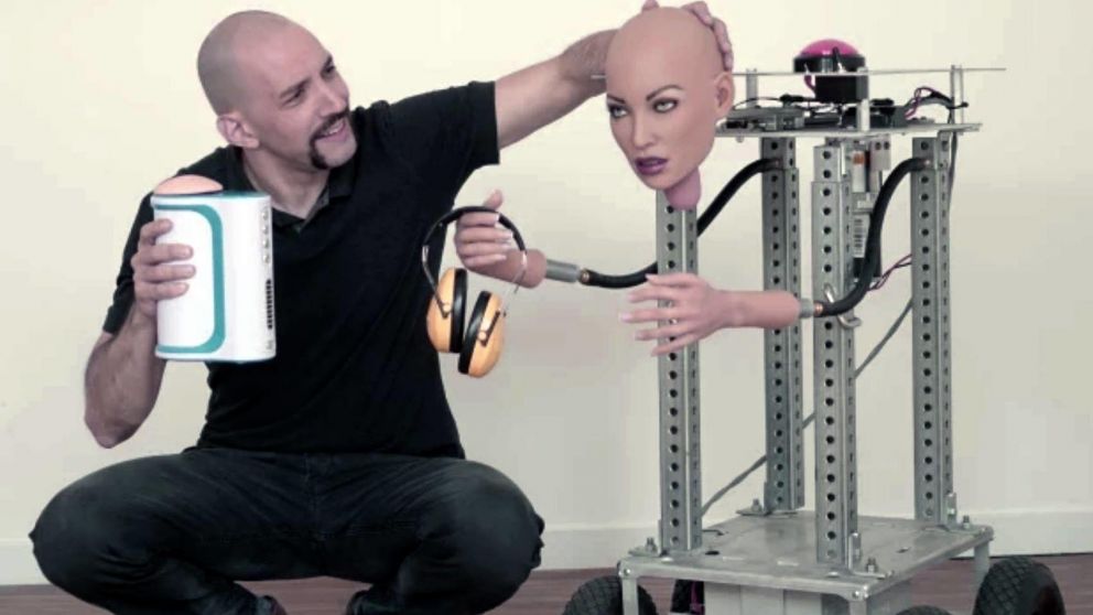 Uno de los creadores de Autoblow, explicando el accionar de este invento.