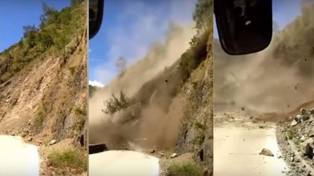 Impactante derrumbe casi sepulta a bondi lleno de pasajeros