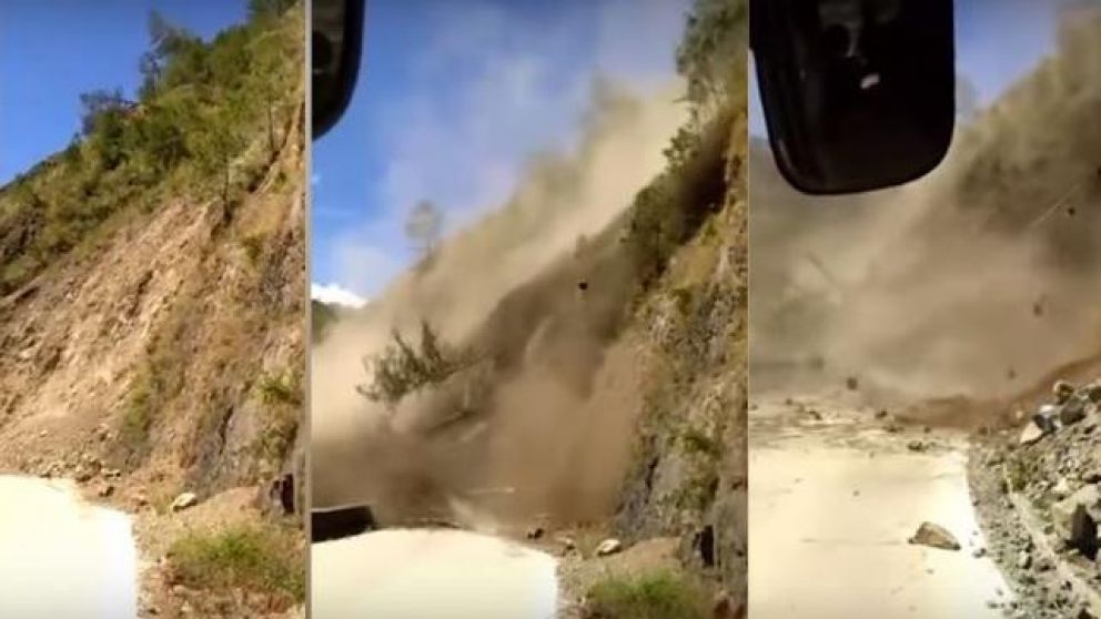 Impactante derrumbe casi sepulta a bondi lleno de pasajeros