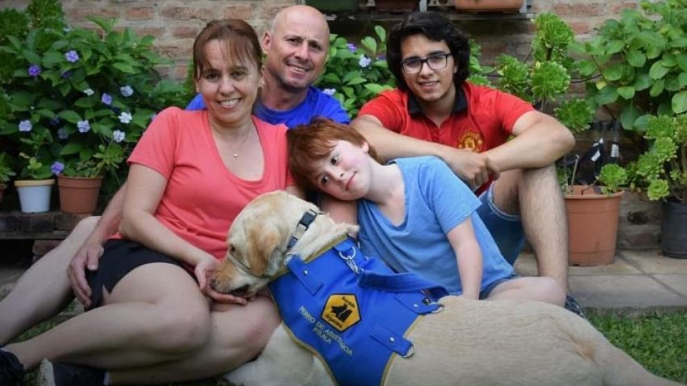 Benja, Gustavo y Fernanda, su papás y Valentín, su hermano, junto con Zeus.