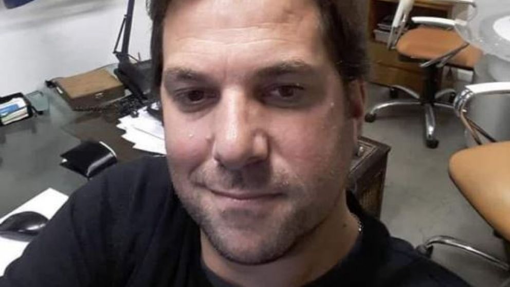 Una de sus últimas fotos. Sebastián en su oficina de Canal 9. Su refugio para la creación (gentileza familia Seijas).