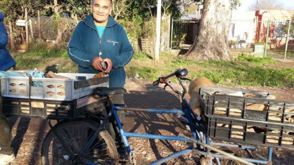 Raúl trabaja y todo los días colabora con los que menos tienen.